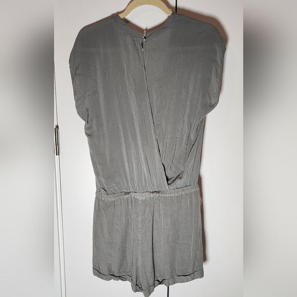 Splendid Olive V neck Romper - Picture 4 of 4